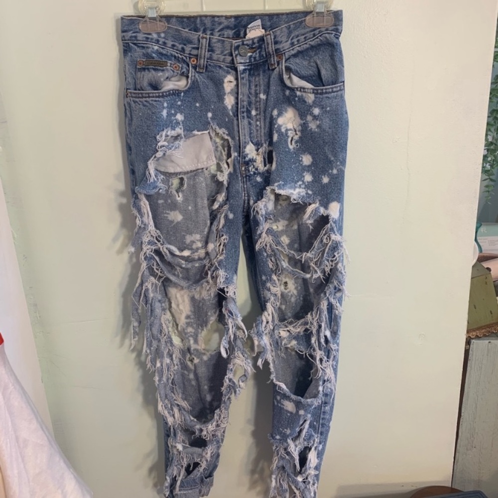 Very ripped acid jeans
